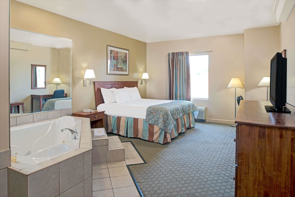 Days Inn by Wyndham Downtown St. Louis 10/24