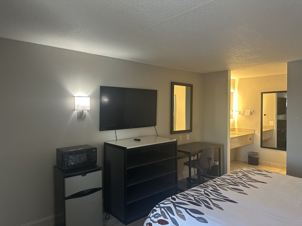 Red Roof Inn Media 15/20