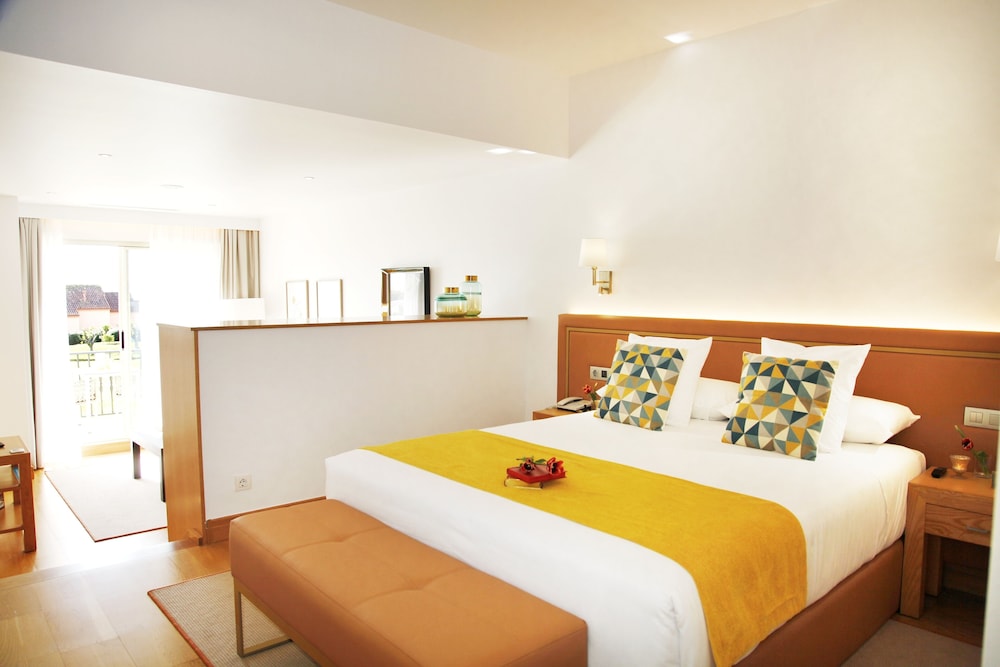 Comfort, Suite, Queen Bed, Bay View, Sofa