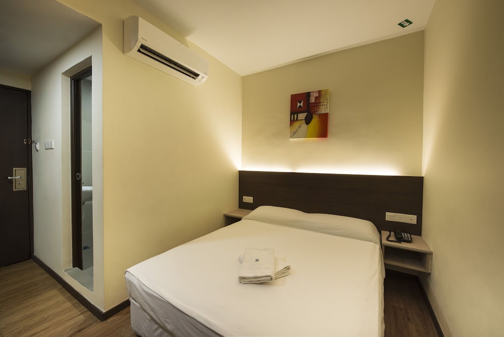 Superior, Queen Bed, No Window