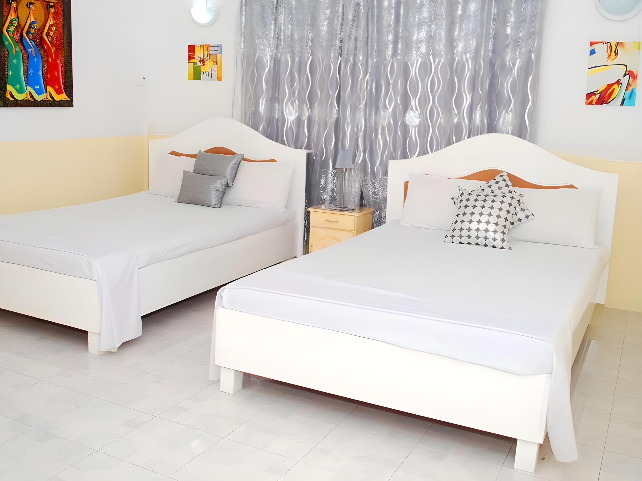 غرفة عائلية بسرير مزدوج وسريرين منفصلين