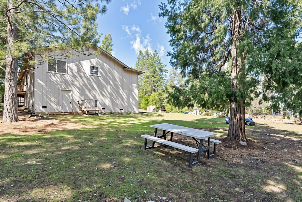 Star of the Mountain - The Star of Your Vacation by Yosemite Region Resorts 30/35