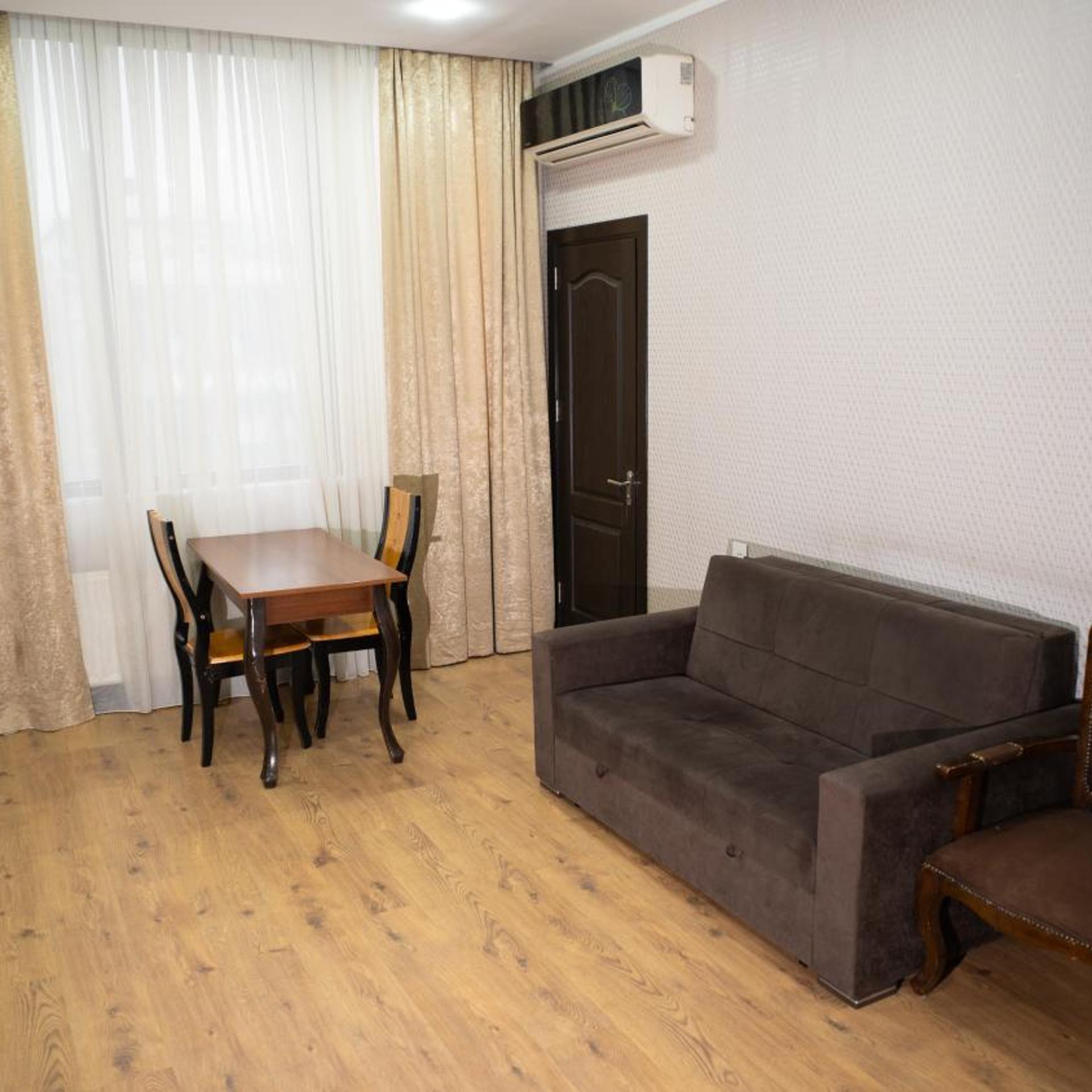 Consul Hotel 27/50