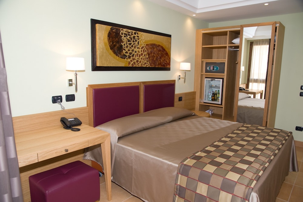 Artemis Hotel 32/69