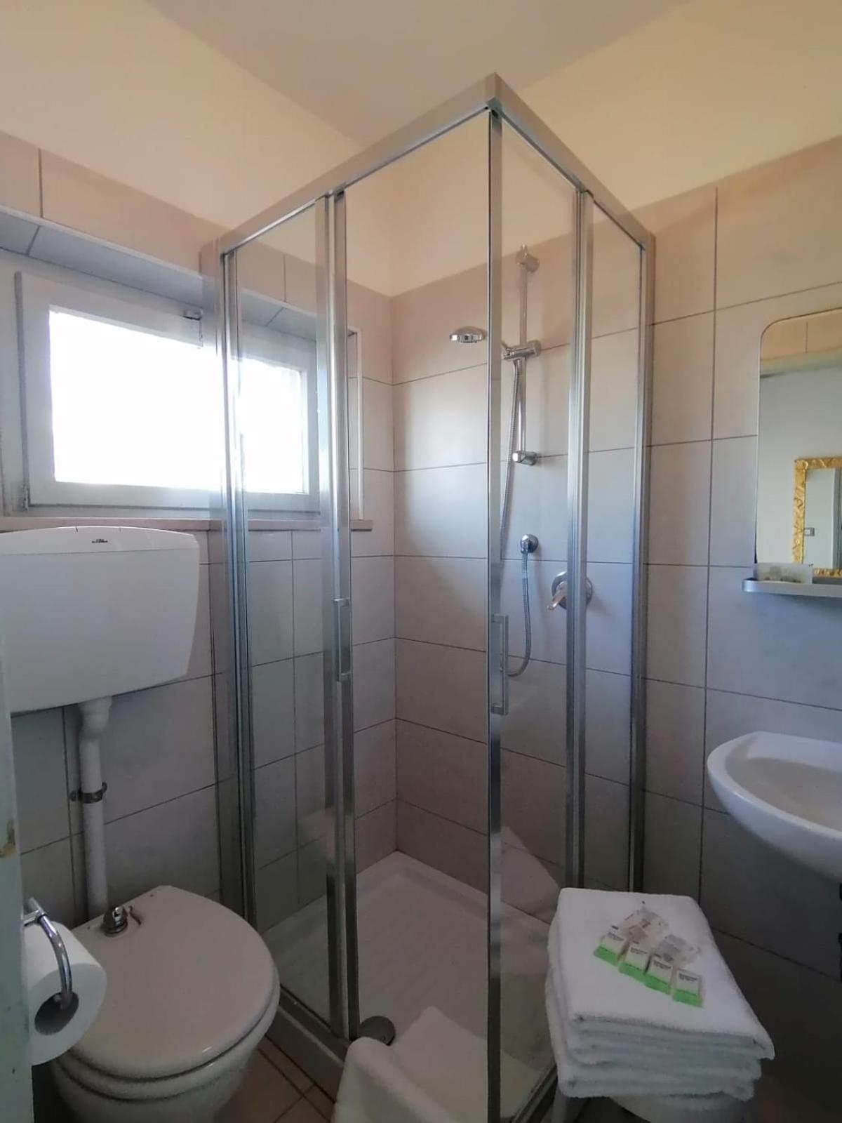 غرفة رباعية بحمام خاص، Hotel Kristalex 2/4