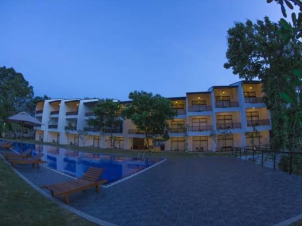 Grand Tamarind Lake Hotel 8/57