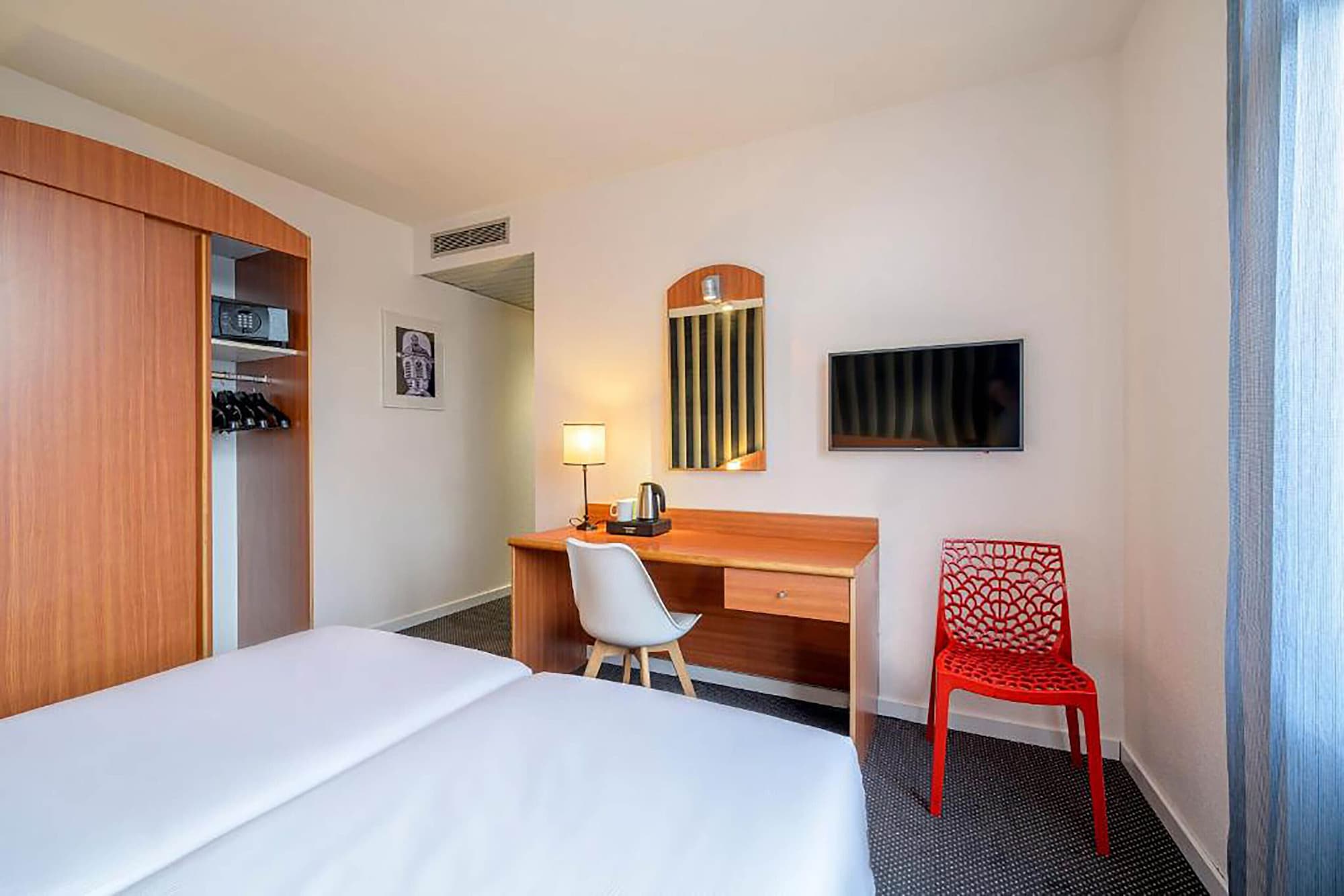 SUPERIOR, QUEEN BED