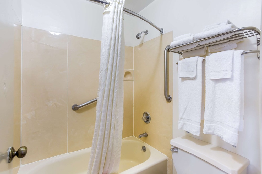 Econo Lodge Lebanon 18/34