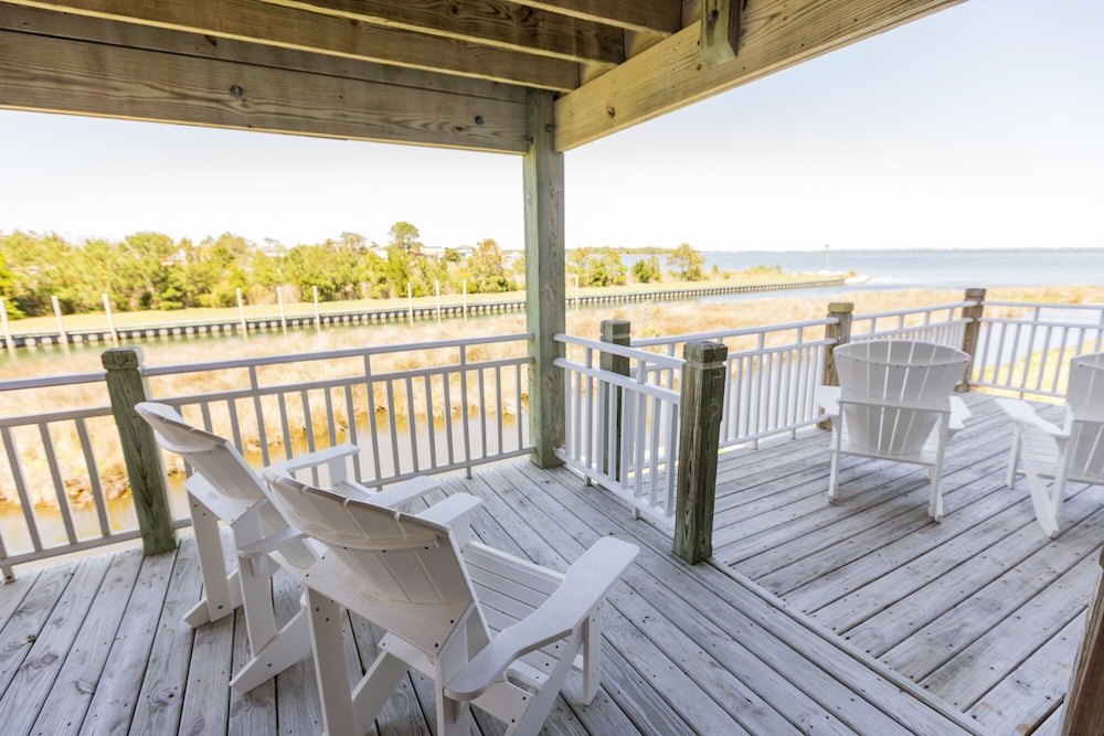 The Burrus House Inn Waterfront Suites 36/50