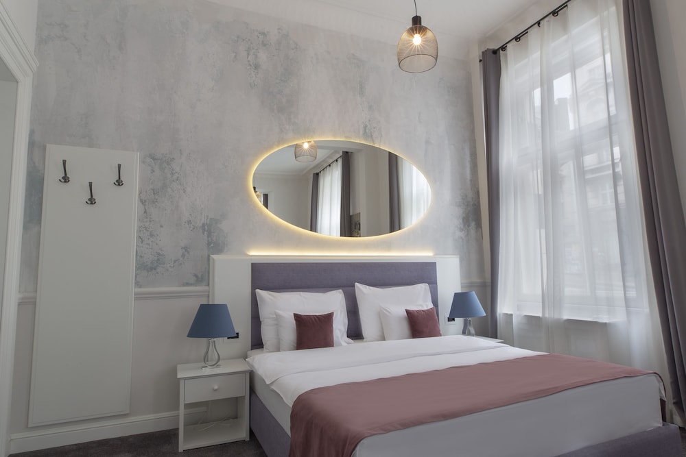 Public House Hotel 14/50