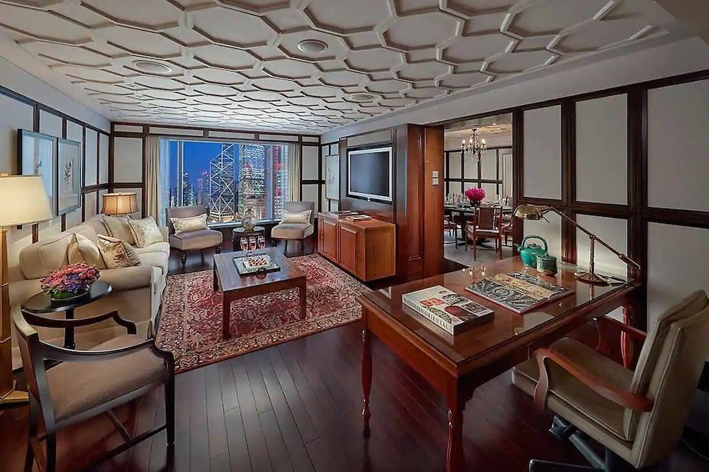 Mandarin Oriental Hong Kong 70/81