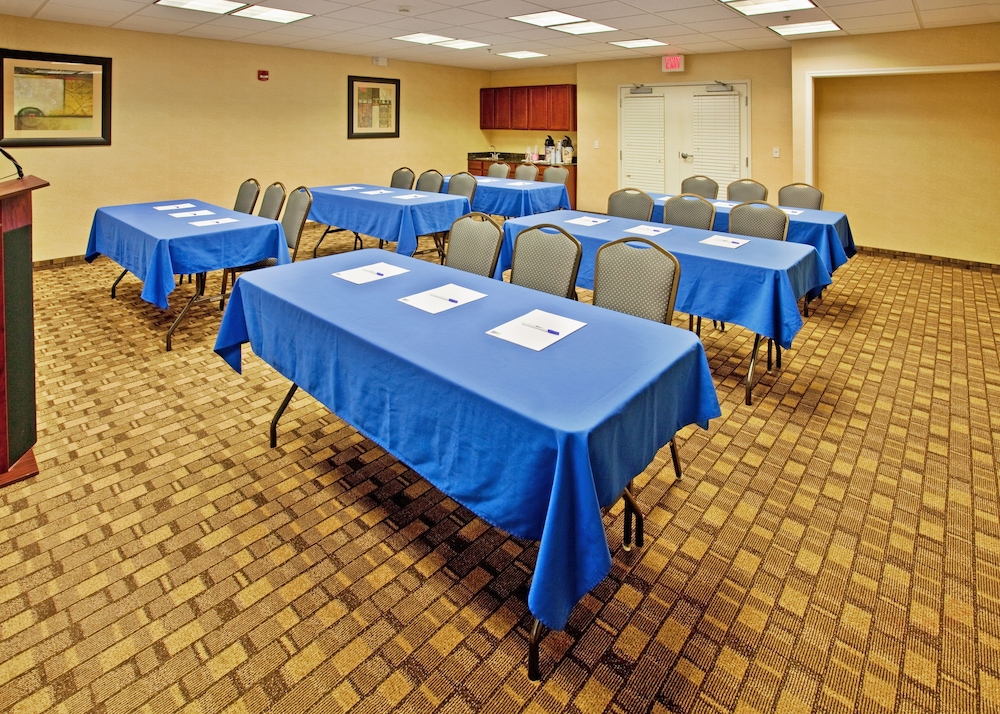 Holiday Inn Express Hotel And Suites Wichita Airport 56/58