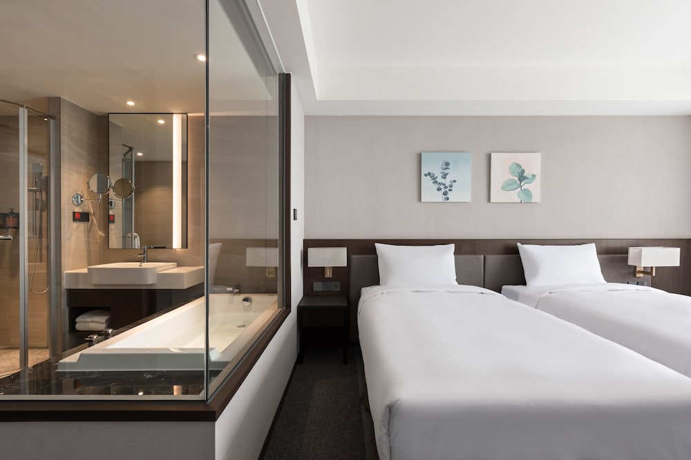 LakeShore Hotel Tainan 25/65