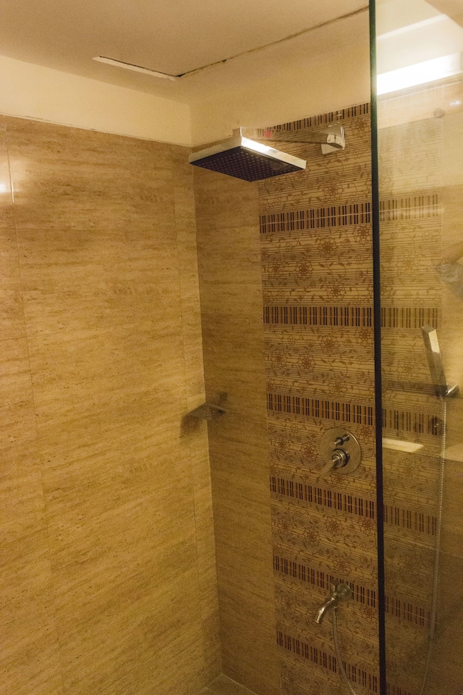 LANDMARK SUITES 21/47