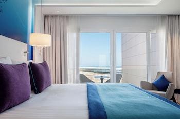 Pool, Deluxe, King Bed, Private Garden
