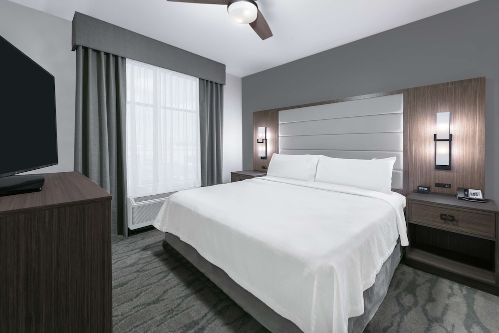 SUITE, KING BED, ACCESSIBLE