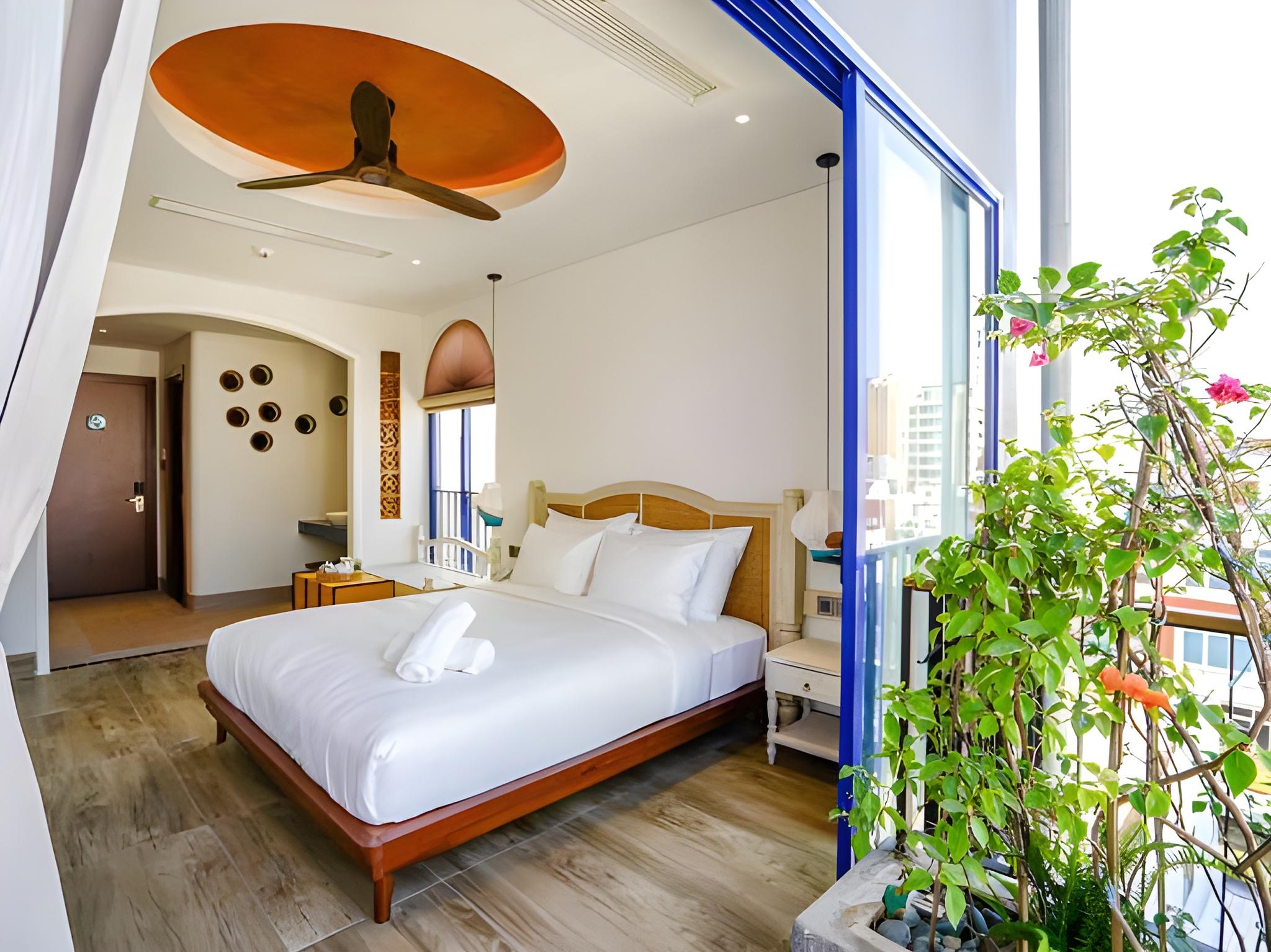 Studio, King Bed, Balcony