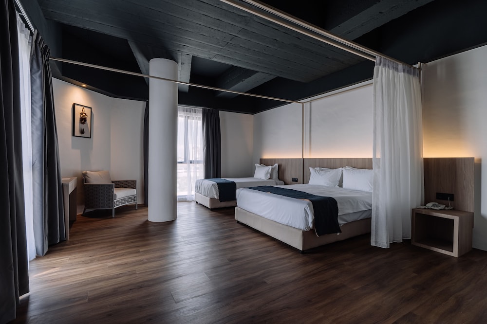 Deluxe, Triple, 1 Queen and 1 Single Bed