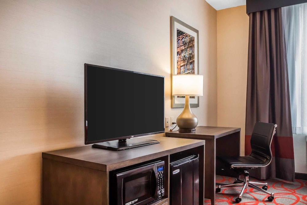 Comfort Inn And Suites Near Stadium 39/44