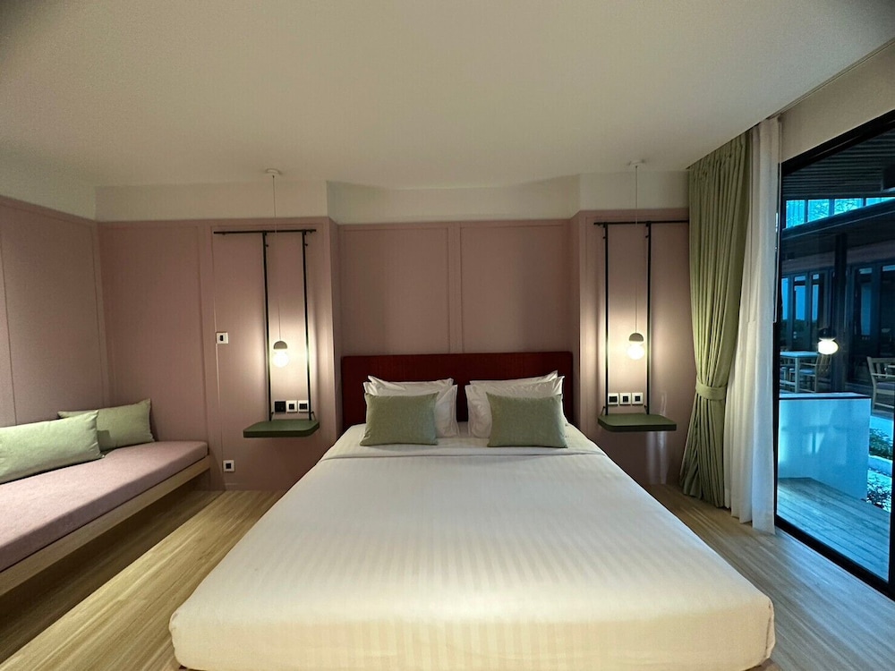 DELUXE, DOUBLE BED, BATHTUB