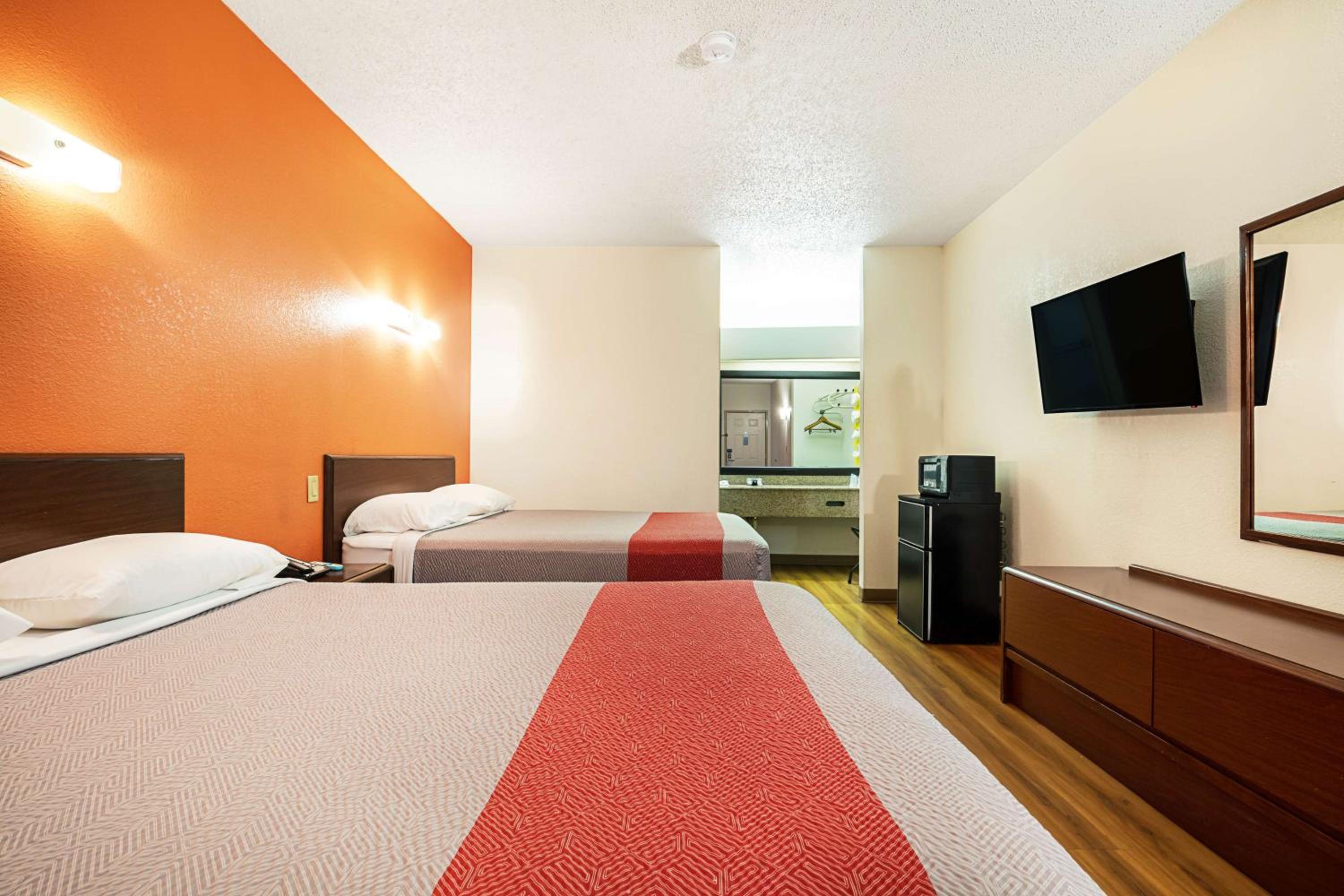 2 Queen Beds - Non-Smoking, Micfridge