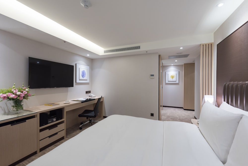 Standard, Queen Bed, No Window