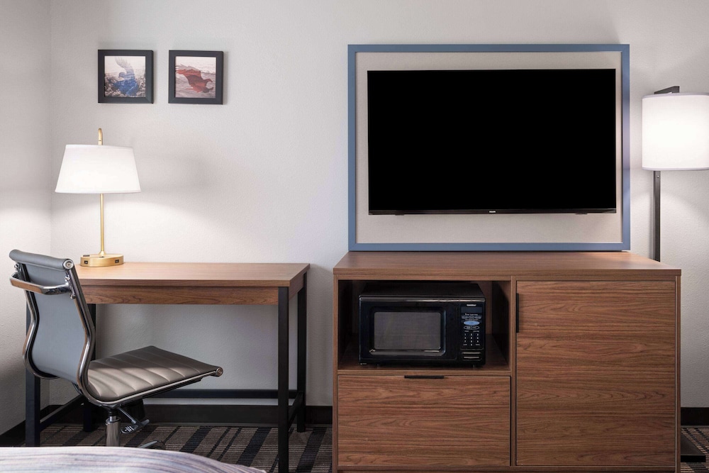 AmericInn by Wyndham Beaver Dam 52/60