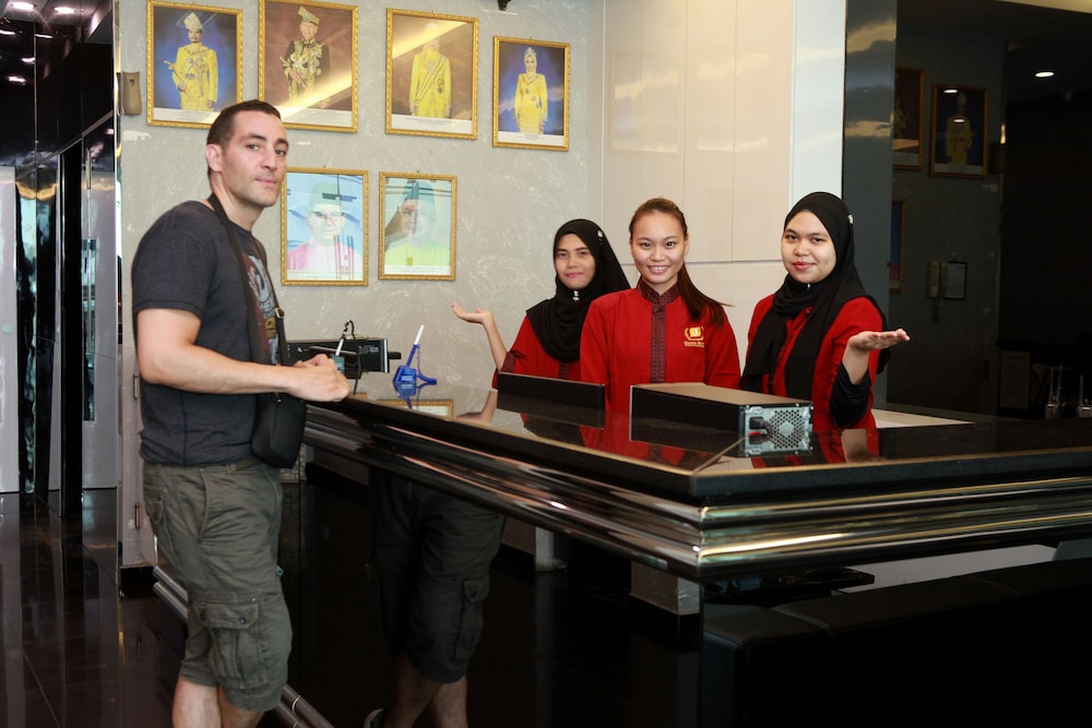 J SUITES HOTEL 4/47