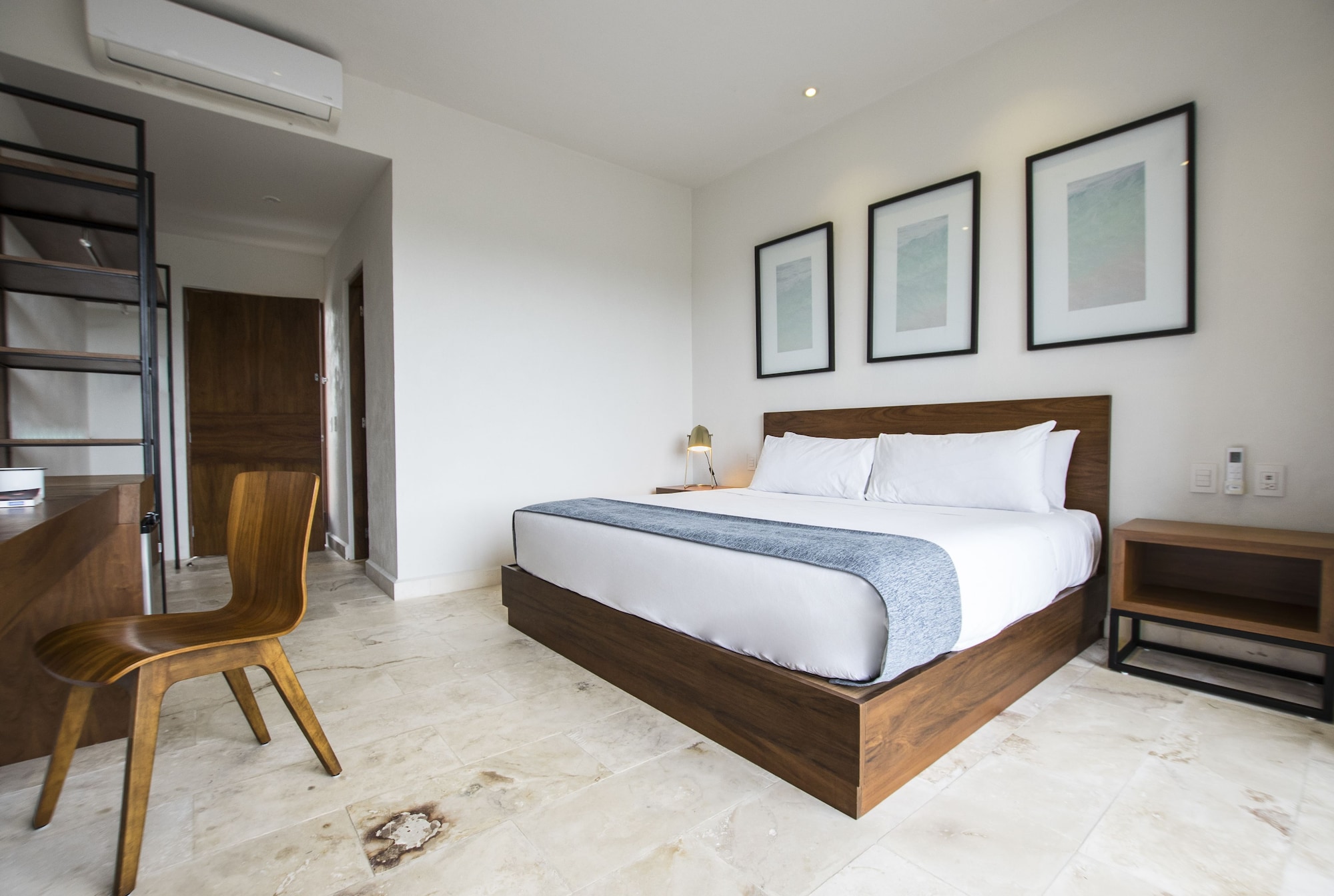 ROOM, KING BED