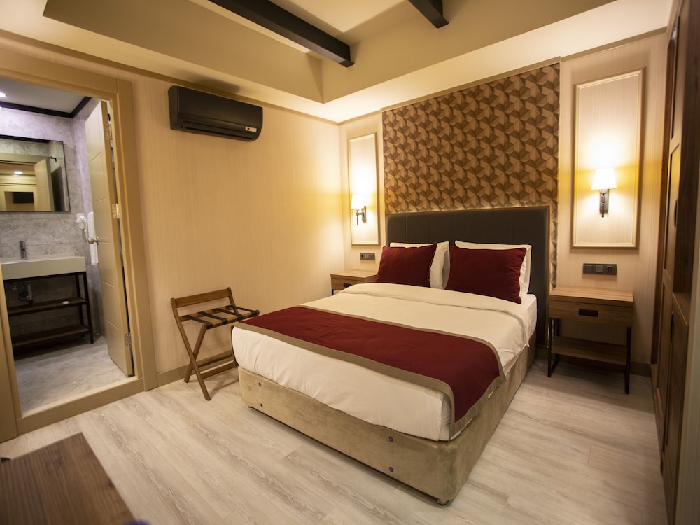 ECONOMY, DOUBLE OR TWIN BED