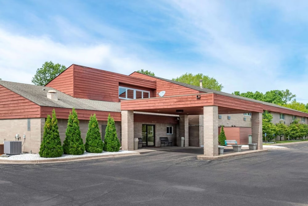 Coratel Inn & Suites by Jasper River Falls 51/60
