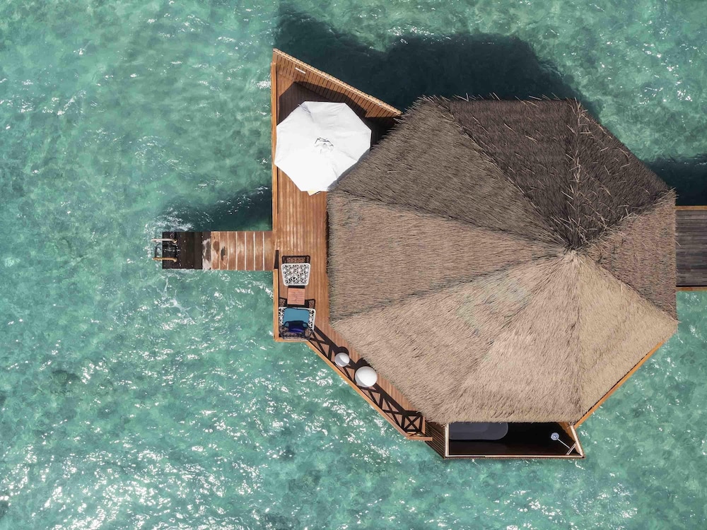 Mercure Maldives Kooddoo Resort 53/73