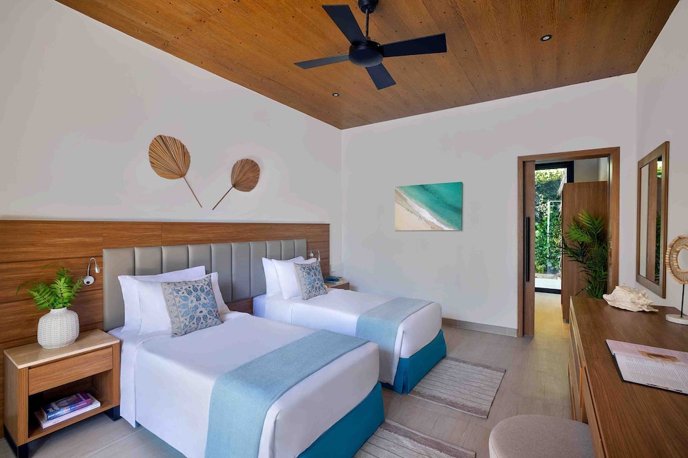 BEACH POOL, DOUBLE OR TWIN BED