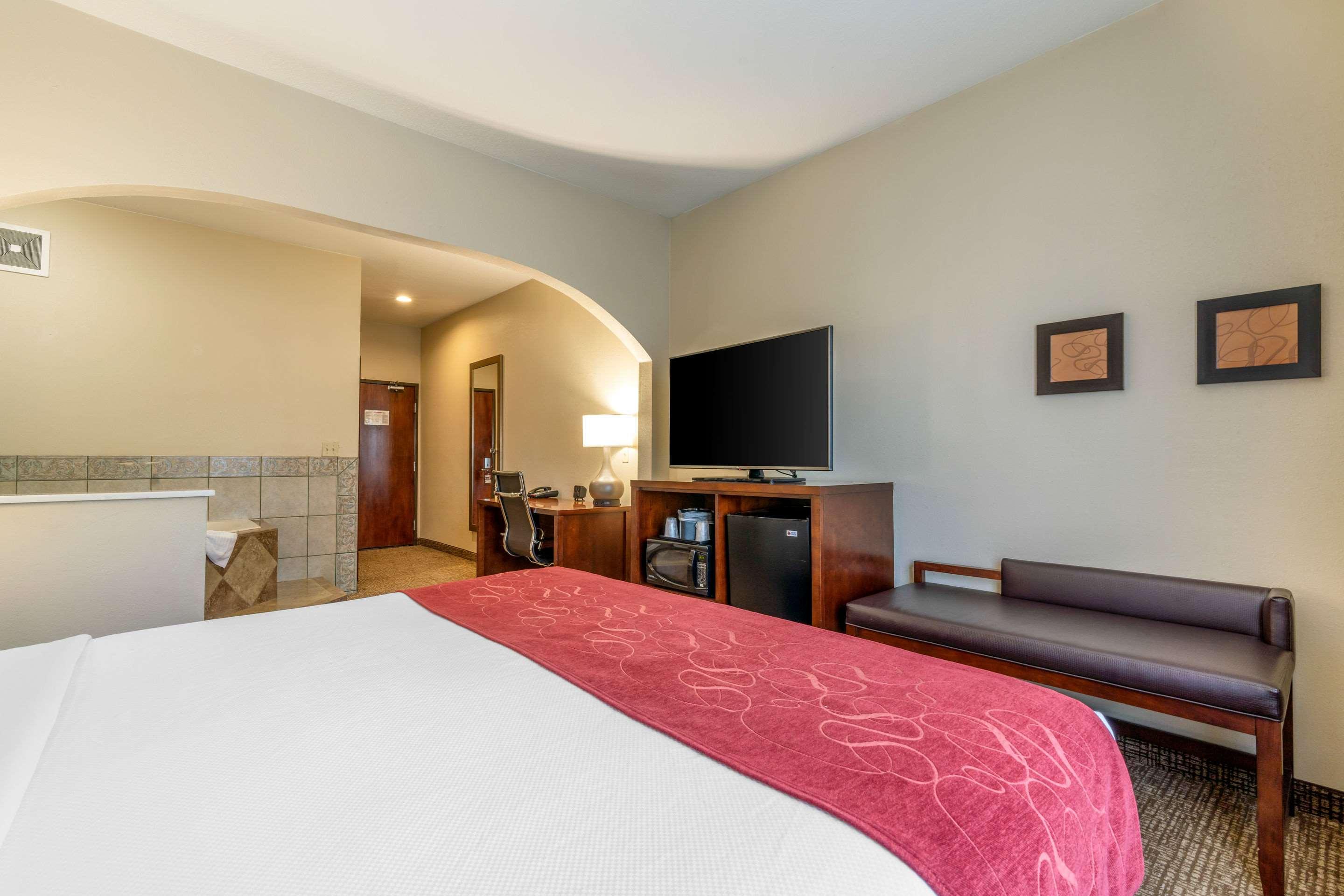 SUITE, KING BED