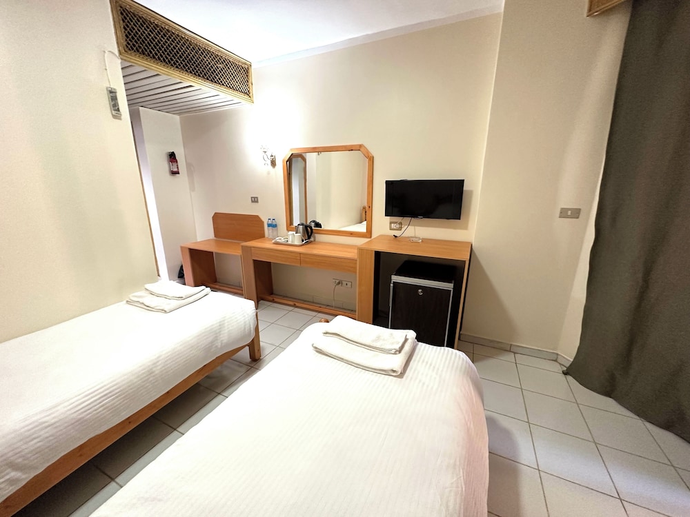 DELUXE, DOUBLE OR TWIN BED
