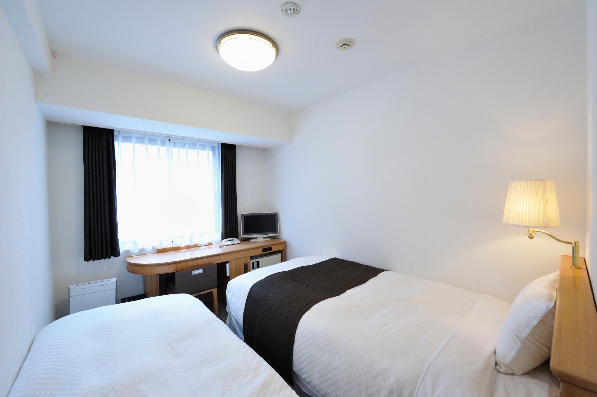 Casual, Twin Beds, Smoking