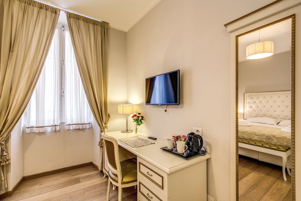 Gravina Suite Frattina 42/53