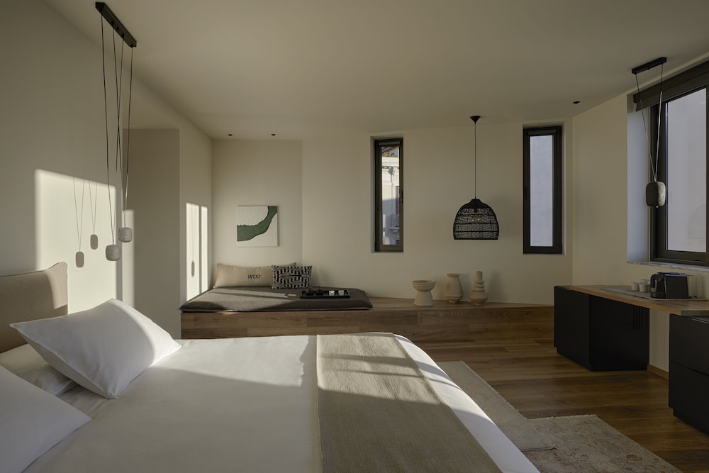 Woo Suites 62/62