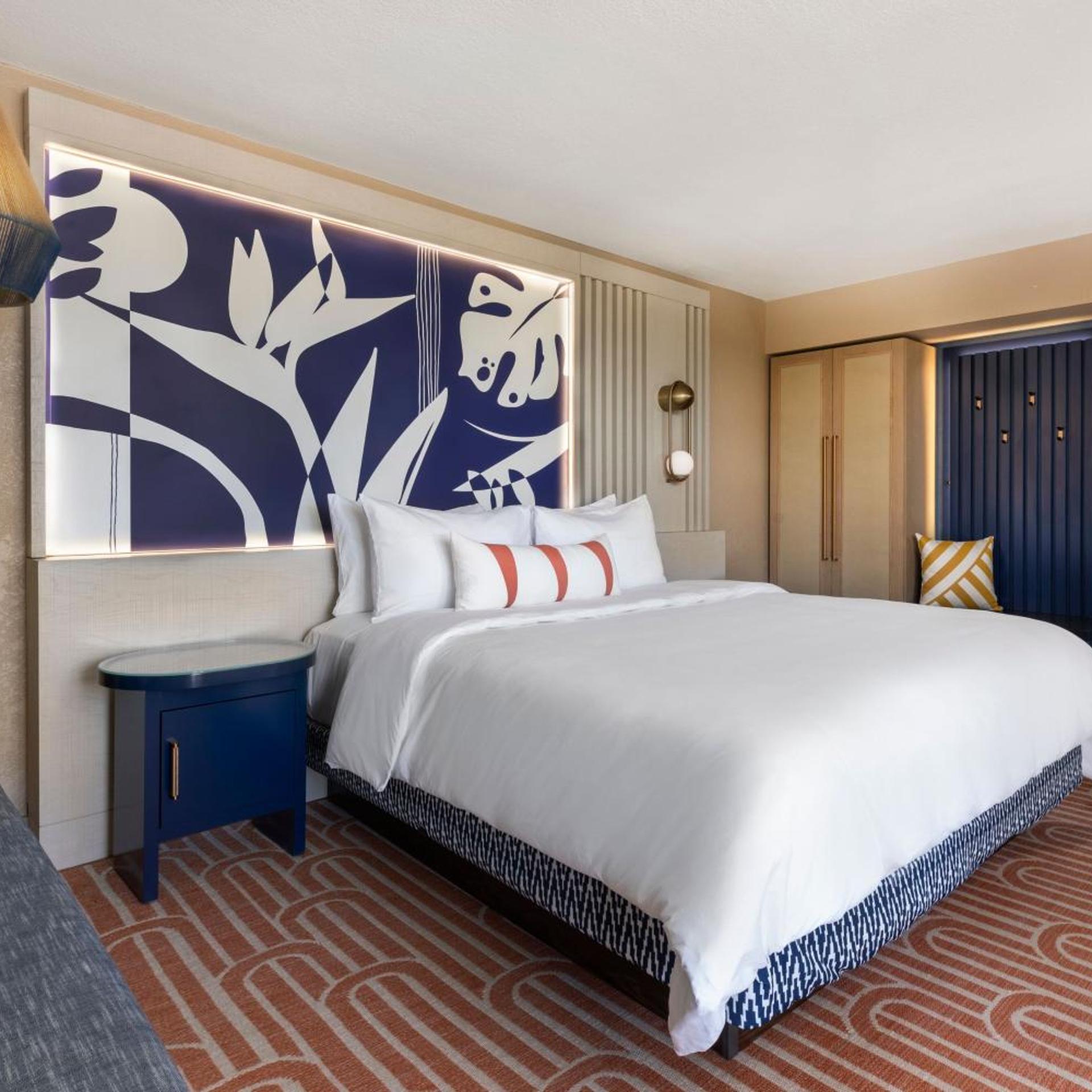 Cove, King Bed, Balcony