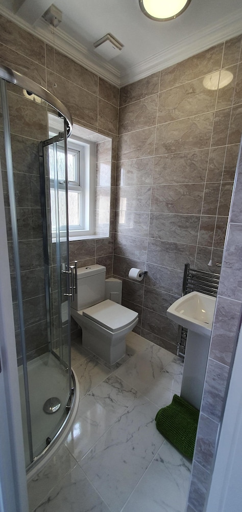 Holly Lodge Guest House 24/69