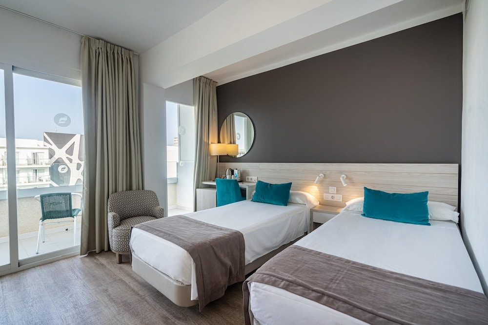 STANDARD, DOUBLE BED, POOL VIEW, BALCONY