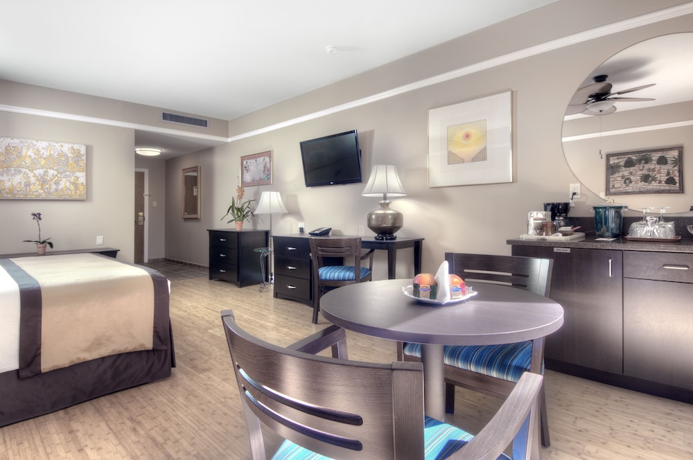 Dinah's Garden Hotel 45/60