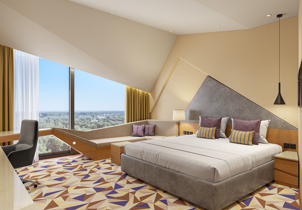 DELUXE, KING BED, AIRPORT VIEW