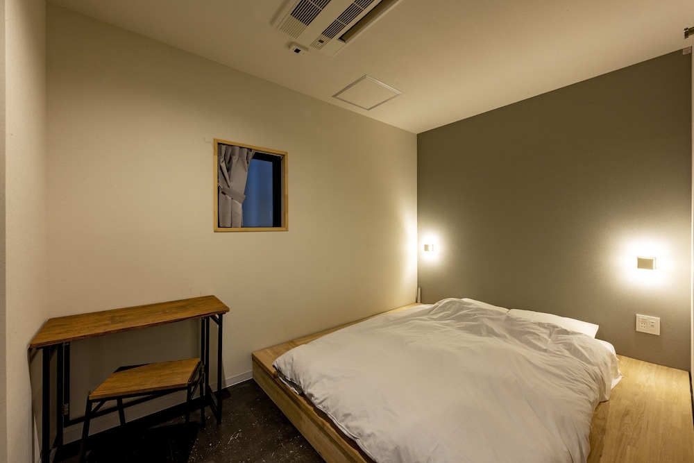 STANDARD, DOUBLE BED, SHARED BATHROOM