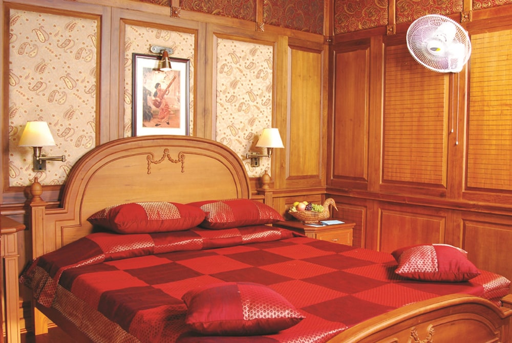 Sterling Lake Palace Alleppey. 32/58