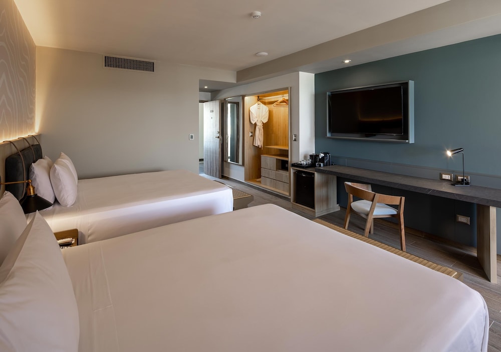 Deluxe, 2 Queen Beds, Pool Access