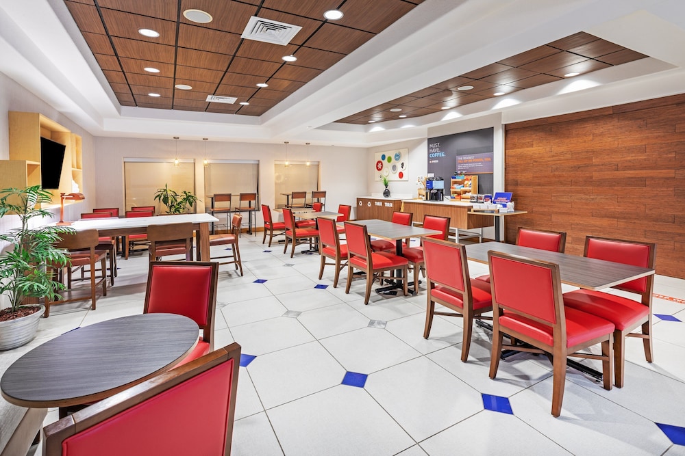 Holiday Inn Express Hotel Suites Hutto 56/72