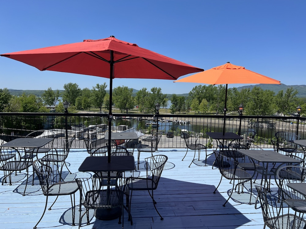 Auberge Du Grand Lac 34/50