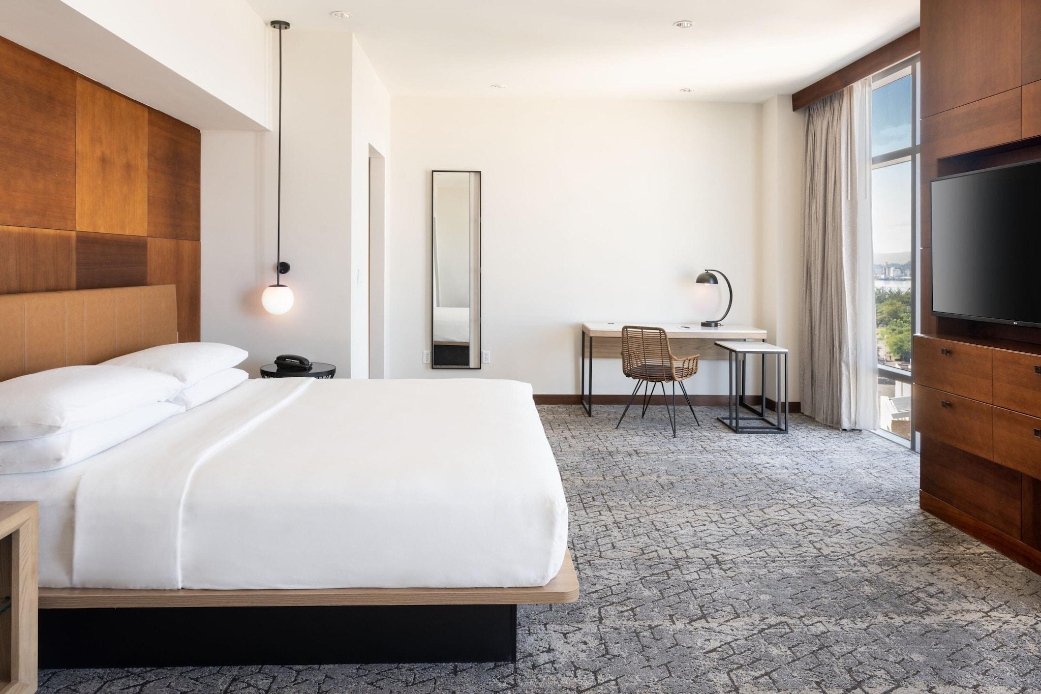Suite, King Bed, Bay View