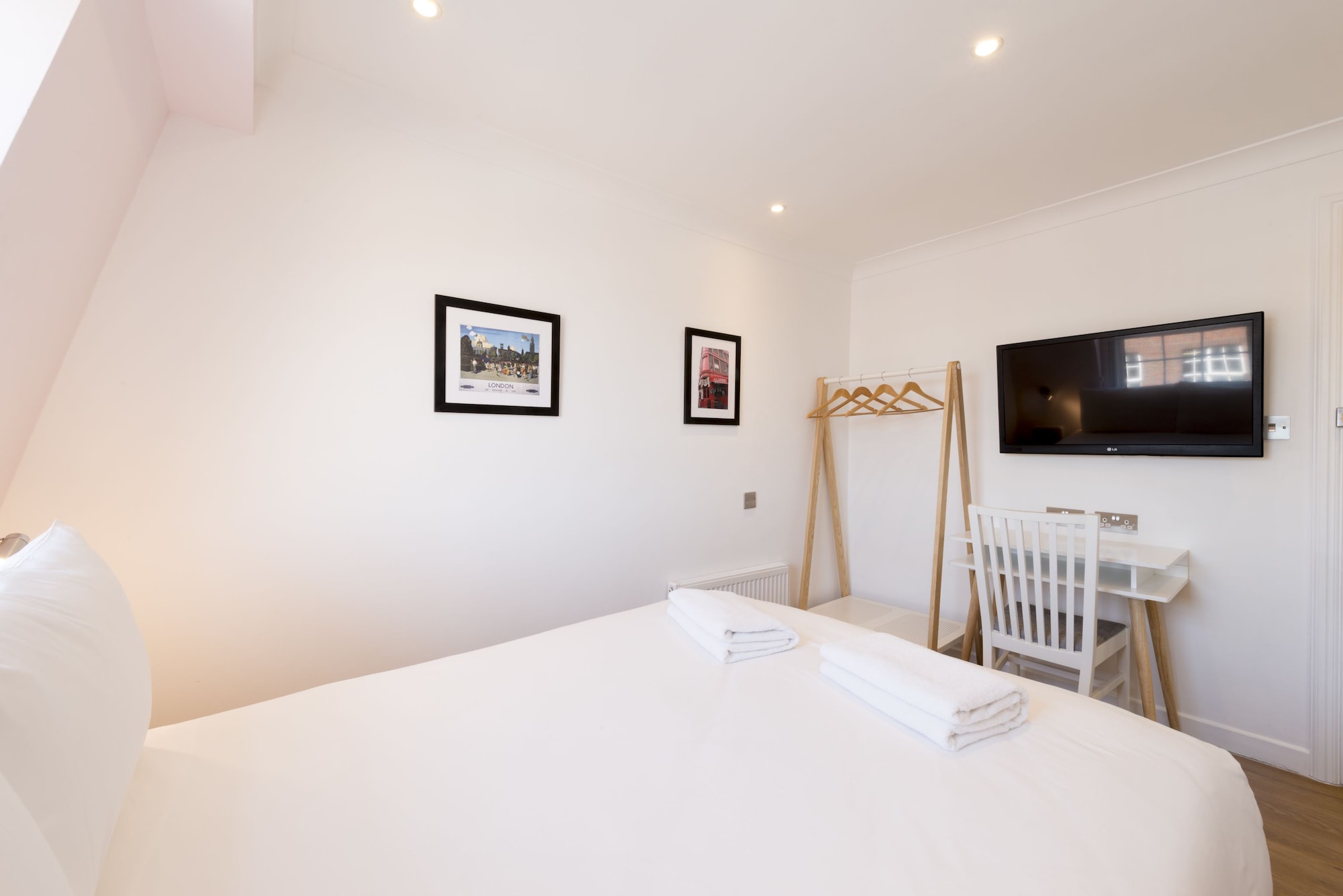 ROOM, DOUBLE BED